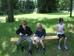 Beim Schnitzen