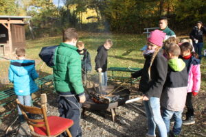 Kokeln am Feuer